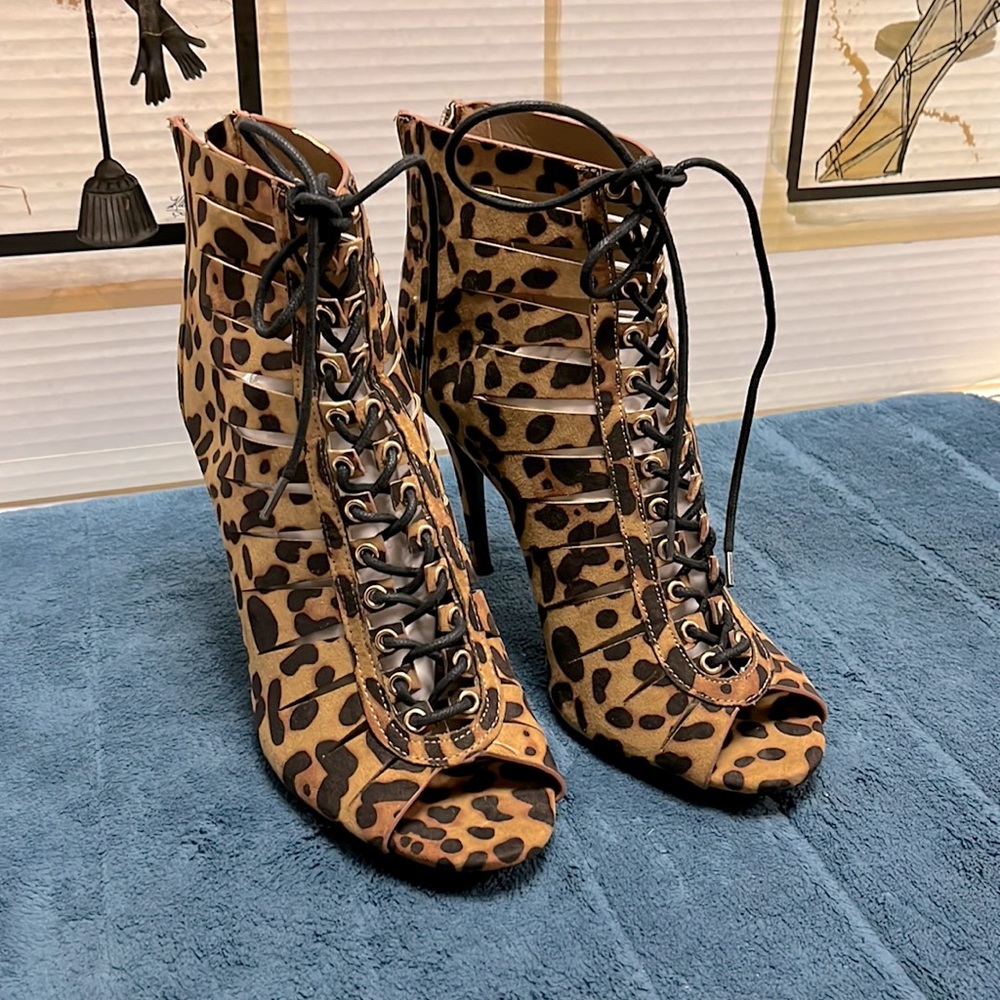 Sexy animal prints heels size 9/39 front laces booties